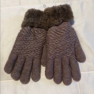 Brown winter gloves